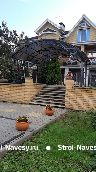 Навес из поликарбоната арочный над лестницей у дома