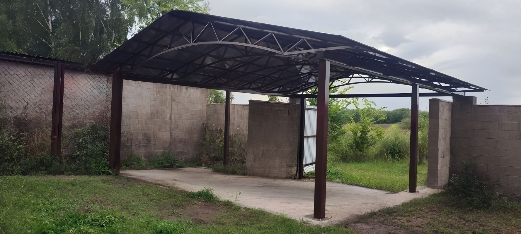 Двускатный навес с поликарбонатом для автомобиля Современный автонавес с крышей из поликарбоната