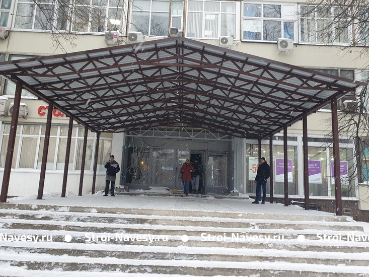 Навес из профильного листа двускатный пристрой к входной группе здания
