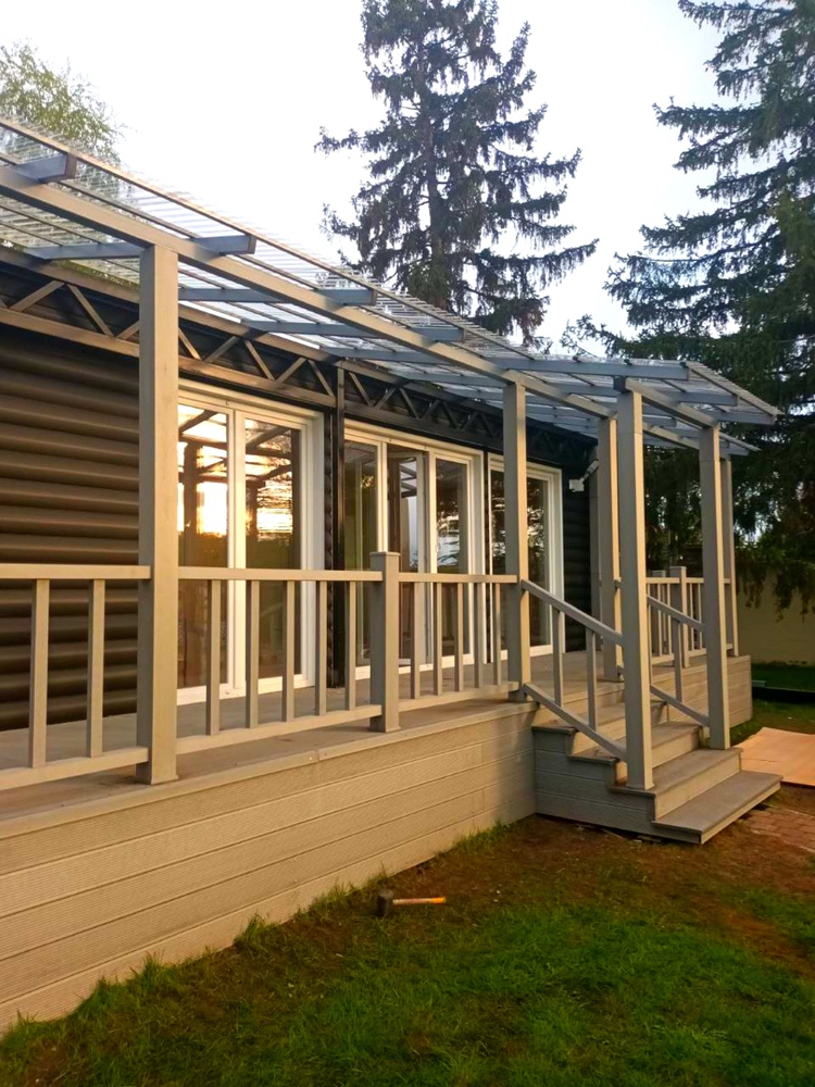 Навес-пристрой к дому из монолитного поликарбоната Современный автонавес с крышей из поликарбоната